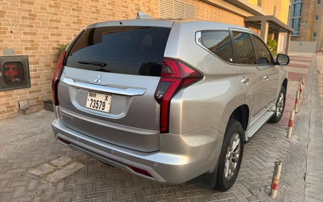 Mitsubishi Montero - image 2