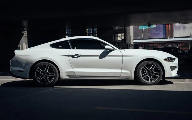 FORD MUSTANG COUPE - image 2