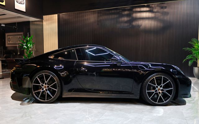 Porsche 911 Carrera - image 3