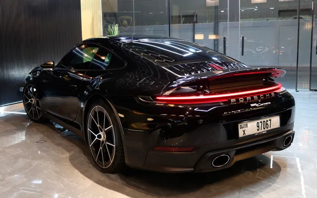 Porsche 911 Carrera - image 4