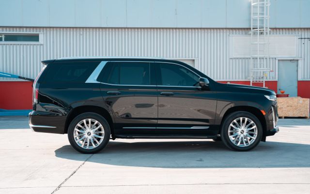 Cadillac Escalade - image 4