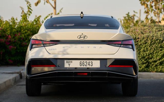 Hyundai Elantra - image 4