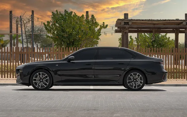 BMW 735i - image 2