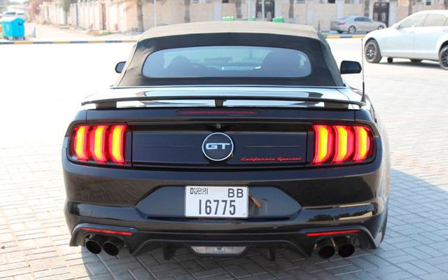 Ford Mustang - image 4
