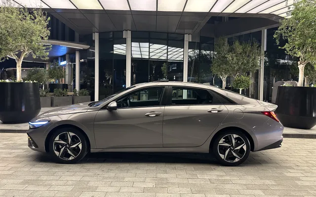 Hyundai Elantra - image 2