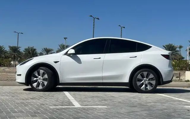 TESLA MODEL Y LONG - image 2