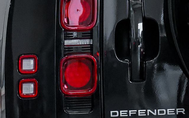 LAND ROVER DEFENDER 130 - image 4
