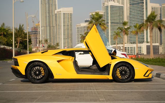 LAMBORGHINI AVENTADOR S - image 4