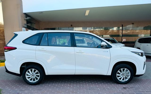 TOYOTA INNOVA HYBRID 2.0L 8 STR AT 2024 - image 2
