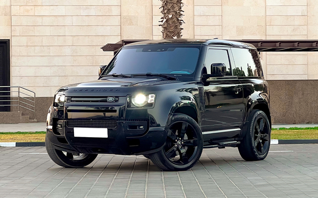 LAND ROVER DEFENDER - image 1