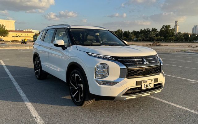 MITSUBISHI OUTLANDER - image 1