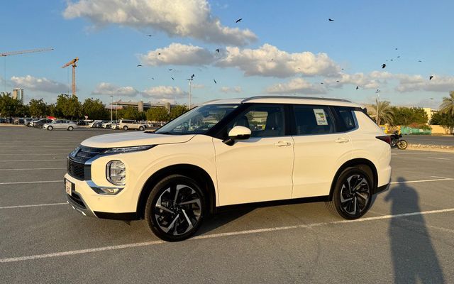 MITSUBISHI OUTLANDER - image 4