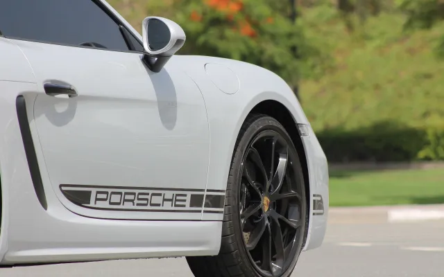 Porsche Boxster 718 Convertible 2024 - image 4
