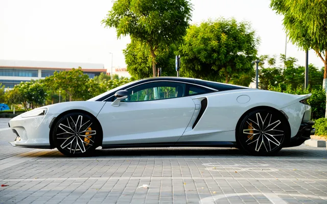 MCLAREN GT - image 3