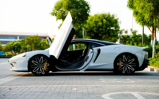 MCLAREN GT - image 4