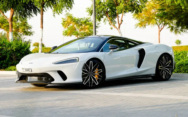 MCLAREN GT - image 1