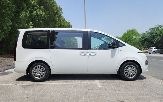 Hyundai Staria - image 2