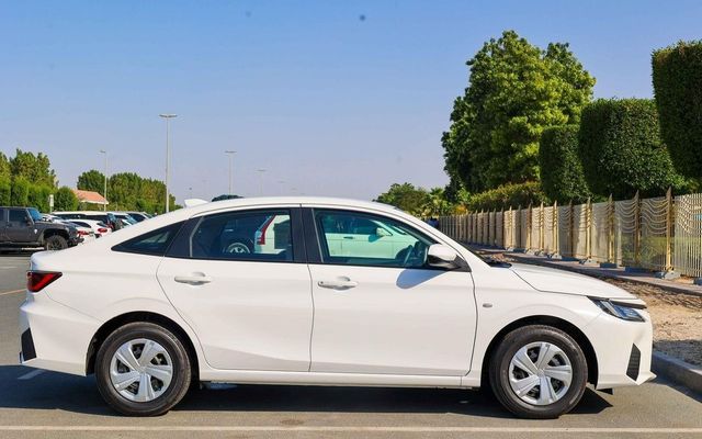 Toyota Yaris STD - image 4