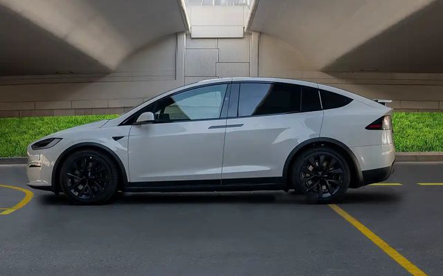 Tesla Model X - image 2