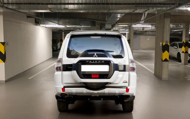 Mitsubishi Pajero GLS Mid Line 3.0L 7 STR- - image 4