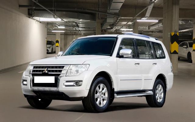 Mitsubishi Pajero GLS Mid Line 3.0L 7 STR- - image 1