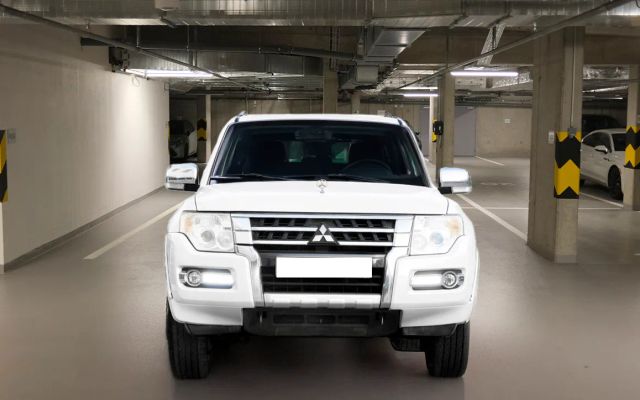 Mitsubishi Pajero GLS Mid Line 3.0L 7 STR- - image 3