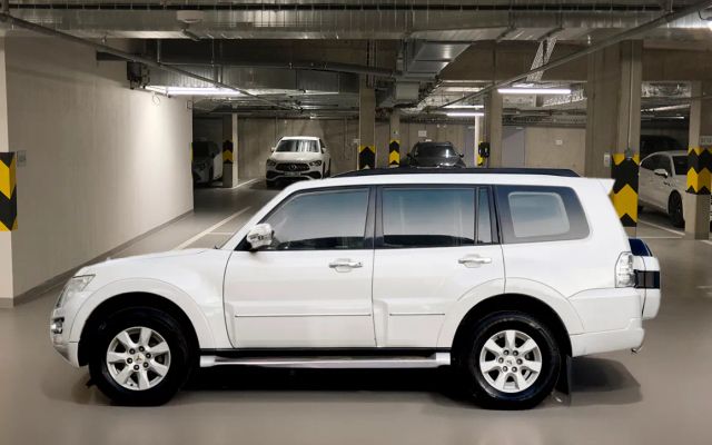 Mitsubishi Pajero GLS Mid Line 3.0L 7 STR- - image 2