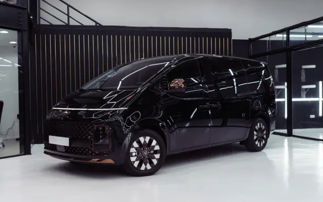 HYUNDAI STARIA - image 1