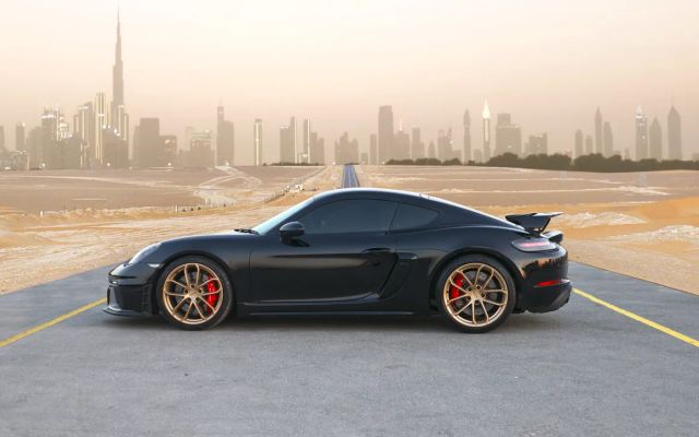 Porsche GT4 Black - image 2