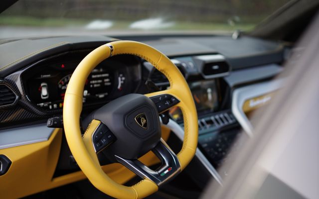 LAMBORGHINI URUS S - image 3