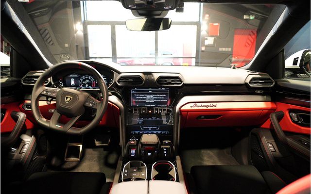LAMBORGHINI URUS S - image 3