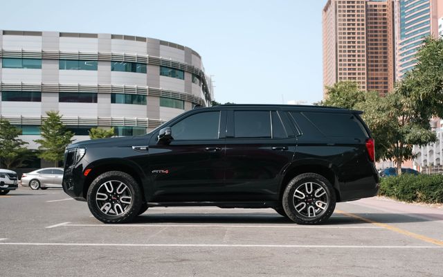 GMC Yukon - image 2