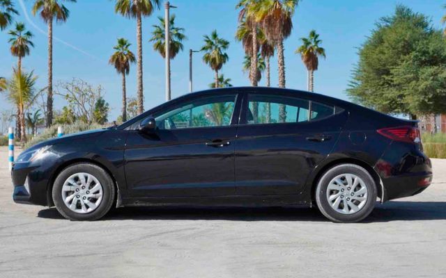 HYUNDAI ELANTRA - image 2