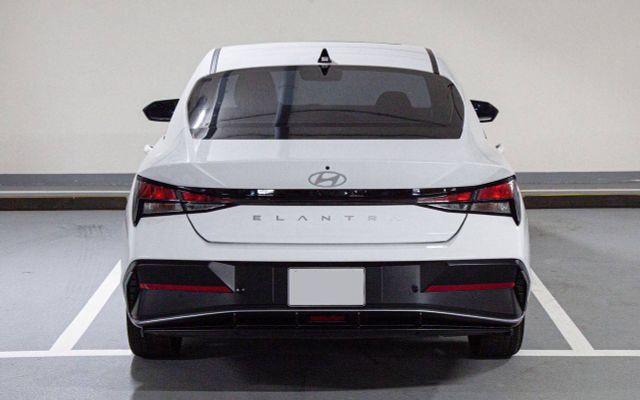Hyundai Elantra - image 4