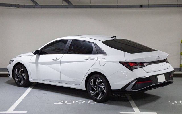 Hyundai Elantra - image 3