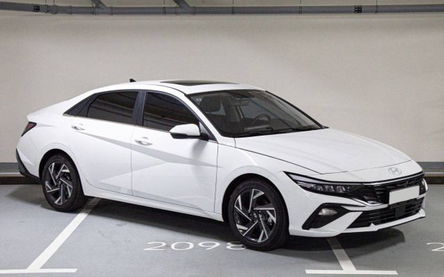 Hyundai Elantra - image 1