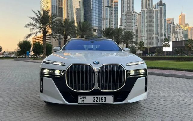 BMW 735i - image 2
