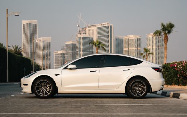 Tesla Model 3 - image 2