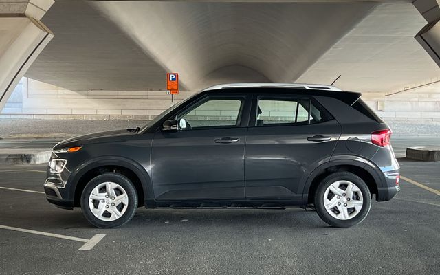 Hyundai Venue - image 2