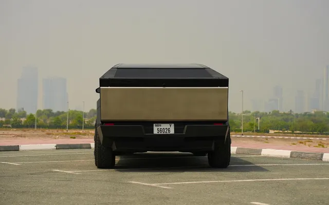 Tesla Cybertruck - image 4