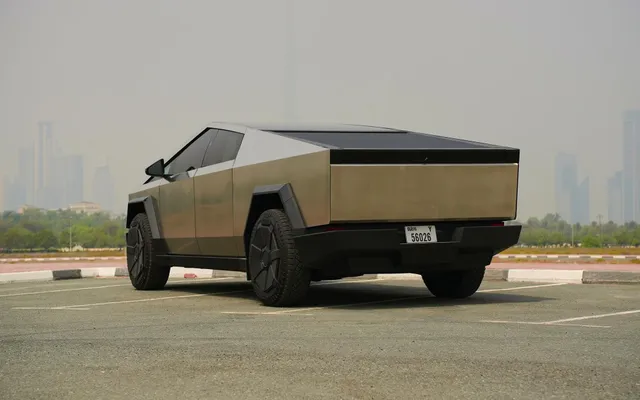 Tesla Cybertruck - image 3