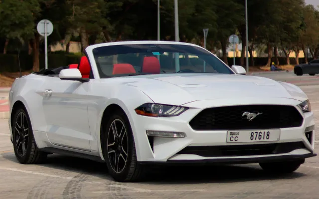Ford Mustang Convertible 2022 - image 4