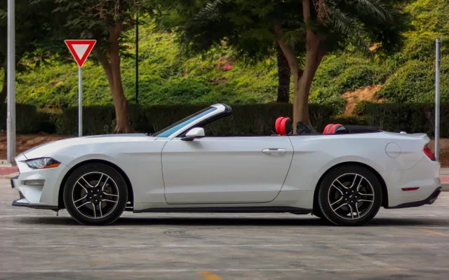 Ford Mustang Convertible 2022 - image 2