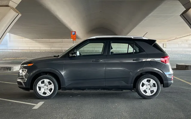 Hyundai Venue - image 2