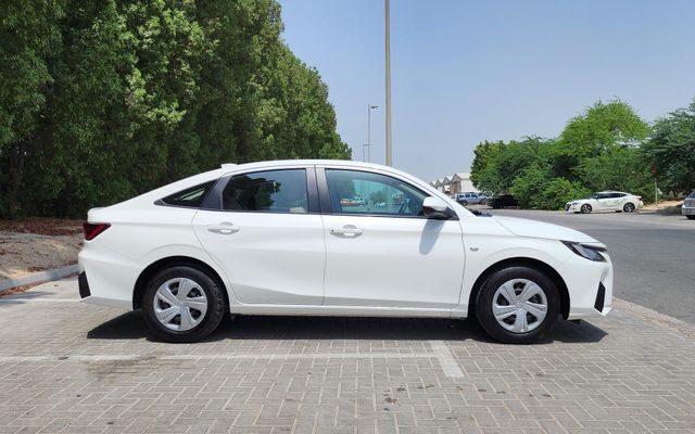 Toyota Yaris Sedan - image 2