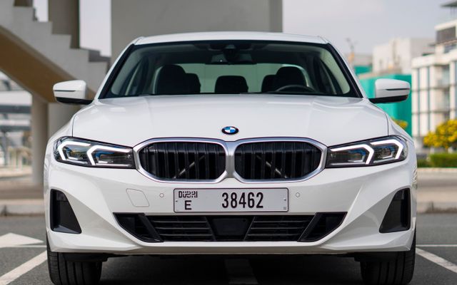 BMW 320i - image 3