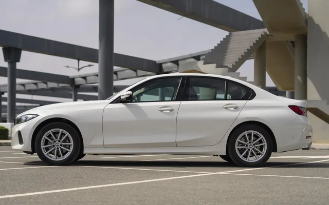 BMW 320i - image 2