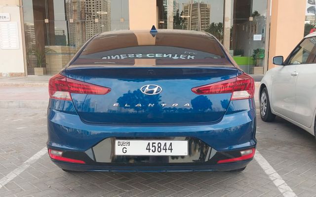 Hyundai Elantra - image 3