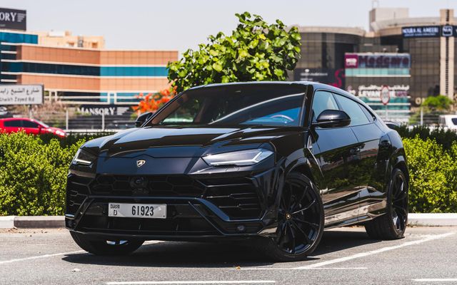 Lamborghini  URUS - image 1