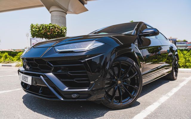 Lamborghini  URUS - image 3